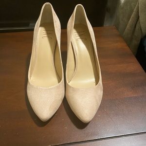 Nude pumps